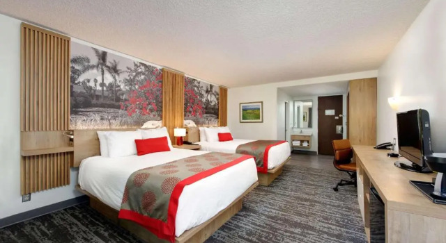 Четырёхместный номер Deluxe с видом на сад Ramada by Wyndham Santa Barbara
