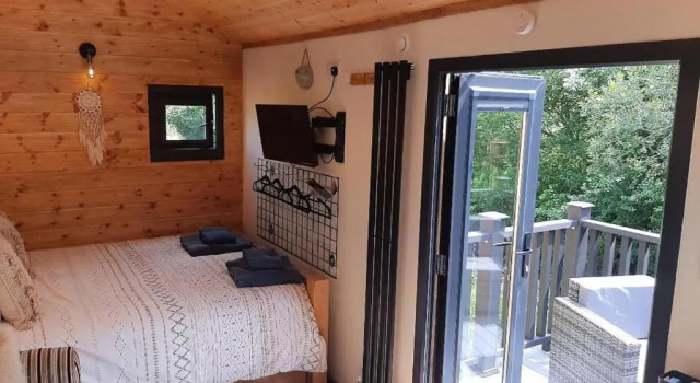 Min yr Afon - Cabin - Sleeps 2 - Hot Tub - Parking