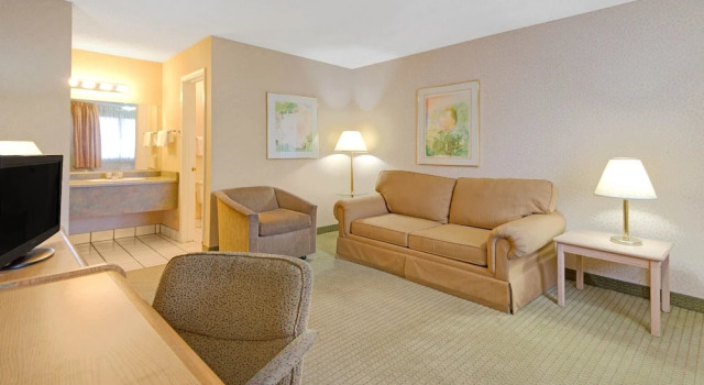 Четырёхместный люкс Tree Inn & Suites Albuquerque