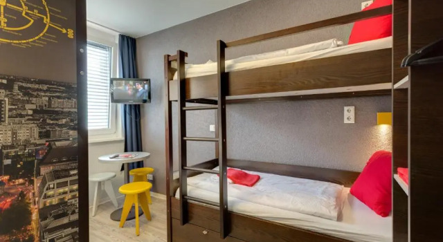Кровать в общем номере MEININGER Hotel Berlin Hauptbahnhof