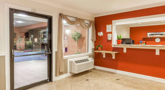 Super 8 by Wyndham Bakersfield/Central, Забронировать Мини-отель Отели Бейкерсфилд с завтраком, рядом с Mercy Hospital Downtown - Bakersfield, Завтраки