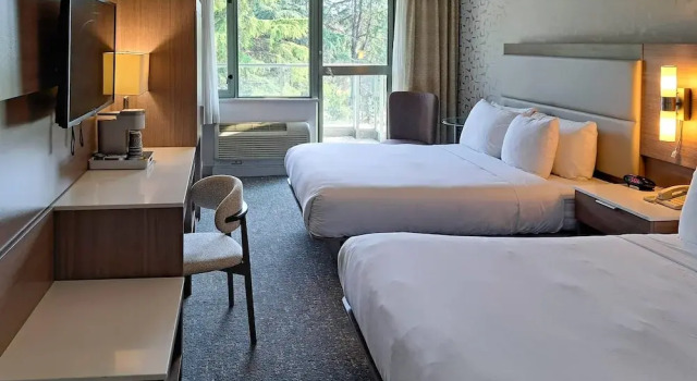 Четырёхместный номер Standard с балконом Comfort Hotel Vancouver Airport