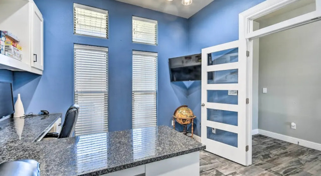 Modern Amarillo House w/ Fire Pit + Hot Tub!, Reserva ahora Hotel Amarillo Texas