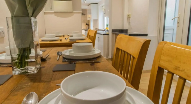 Find "DWELLCOME HOME Ltd" site for 10oo10 assurance from our past guests - HUGE 8 Ensuite Bedroom Townhouse, Fully equipped kitchen & dining room, lounge, 200Mbps broadband, Free Parking, Ideal Contractor & Family Groups, ample free street parking