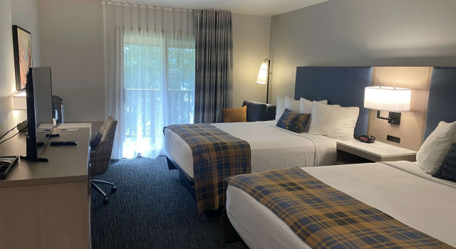 Четырёхместный номер Standard с балконом и с видом на озеро Best Western Lake Lucille Inn