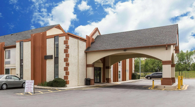 Econo Lodge At Six Flags