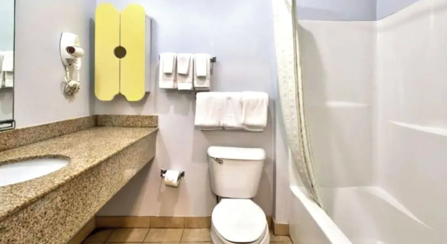 Двухместный семейный номер Standard с балконом Oyo Townhouse Sulphur,LA Extended Stay I-10
