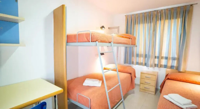 Кровать в общем номере Albergue Inturjoven Almeria
