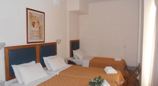 Трёхместный номер Adams Hotel