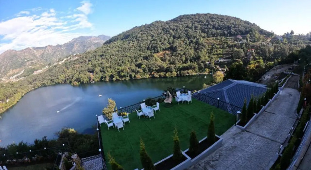 Двухместный номер Deluxe The Lake Ambience Resort