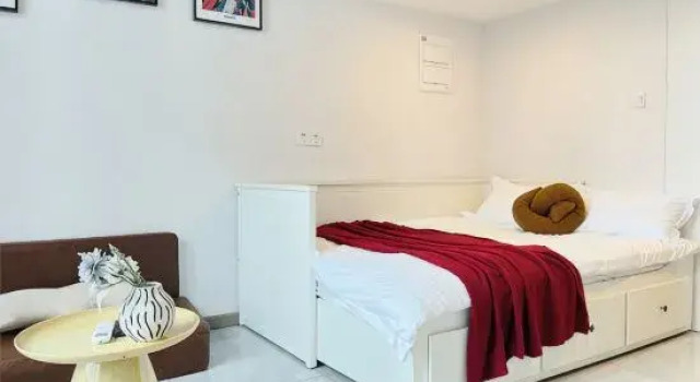 Suite 1 sypialnia z widokiem na miasto Double-storey Serviced Apartment