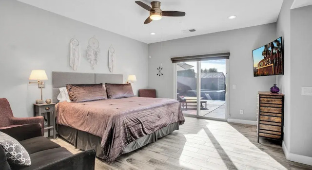 Near Downtown: Palm Springs Home w/ Mountain Views, Забронировать Дом для отпуска Виллы Палм-Спрингса, рядом с Palm Springs Square Shopping Center, Вилла