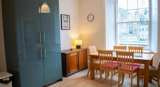 Traditional 3 Bedroom Apartment in Central Edinburgh, Забронировать Апартаменты/квартира Бротон Эдинбург, рядом с Национальный музей Шотландии