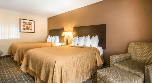 Четырёхместный номер Standard Quality Inn & Suites Decorah