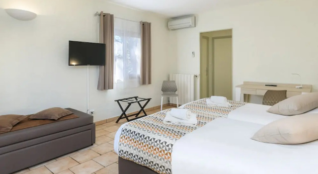 Joseph Charles, Book Hotel LʼÎle-Rousse Balagne