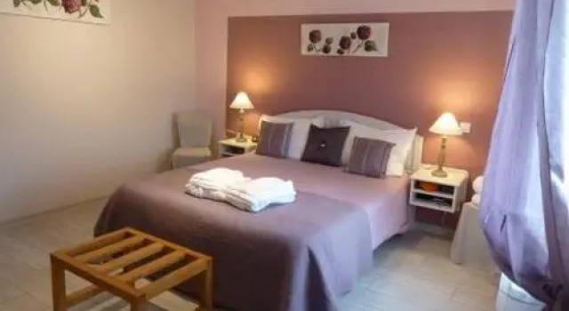 Chambres d'Hôtes de la Junchère, Rezerwuj Hotel Hotele w Cher z parkingiem, Parking