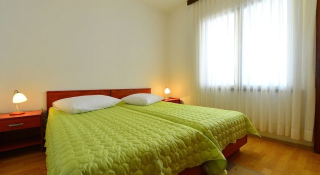 Tidy house with a microwave, 6 km. from the beautiful Trogir, Забронировать Отель Отели Сегет-Враница с парковкой, Парковка