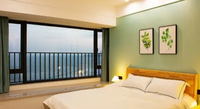 Люкс с 3 комнатами с балконом и с видом на море Zhonghai Vacation Homestay (Shantounan Railway Zhonghai Golden Coast Water Park)