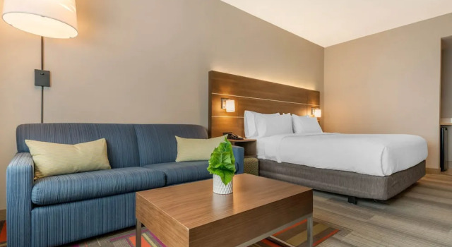 Двухместный люкс Holiday Inn Express & Suites - St. Petersburg - Madeira Beach by IHG