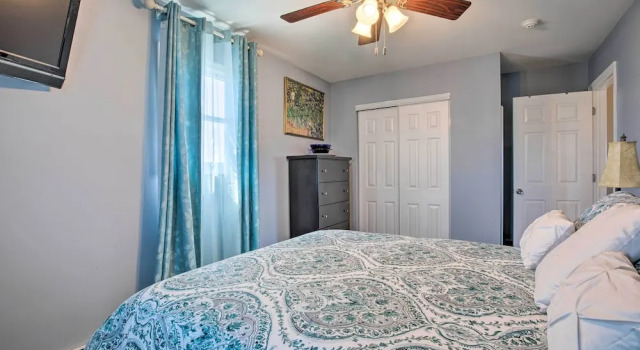 Waterfront Home w/ Large Deck & Dock on Narrow Bay, Varaa Lomakoti Mastic Beach New York State