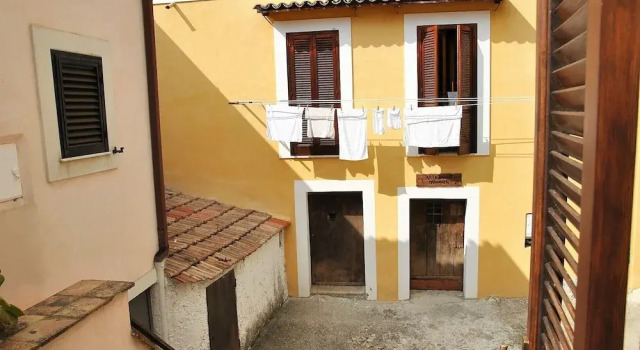 Caprera Room - Air-conditioned Triple Room in Maranola - Formia, Prenota Hotel Hotel a Lazio con parcheggio, Parcheggio
