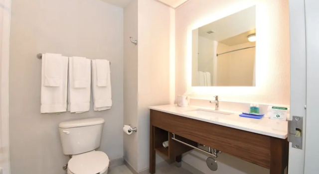 Четырёхместный люкс Holiday Inn Express & Suites Southern Pines-Pinehurst Area by IHG