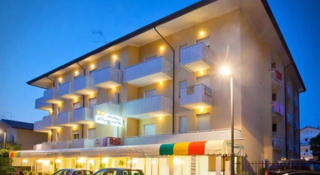 Hotel Augusta, Забронировать Отель Отели Каорле с парковкой, рядом с Дарсена делл Оролоджо, Парковка