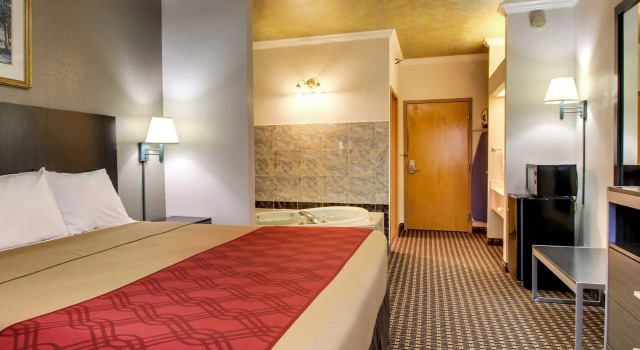Люкс Econo Lodge Inn & Suites Diamondhead