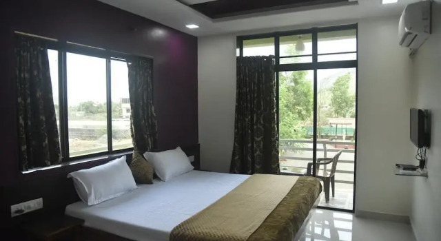Royal Hills Resort, Забронировать Курортный отель Отели штата Махараштры 3 звезды, 3*