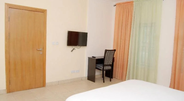 Oti and Co, Varaa Hotelli Hotellit Lagos pysäköinnillä, Pysäköinti