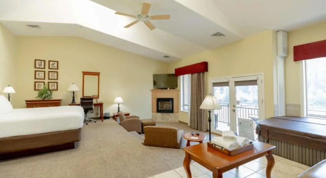 Люкс с видом на реку Best Western Lodge at Rivers Edge