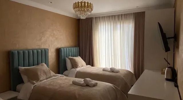 Трёхместный номер Comfort с балконом и с видом на бассейн Hotel Eiffel