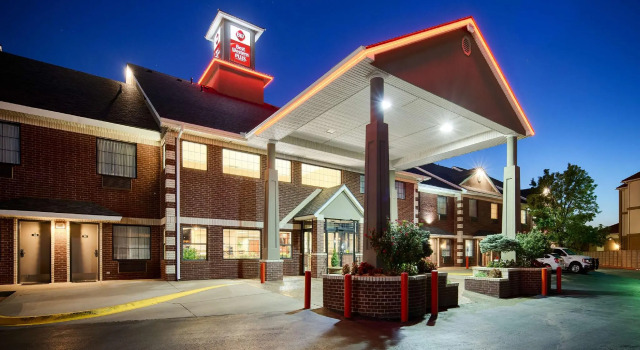 Кровать в общем номере Best Western Plus Oklahoma City Yukon