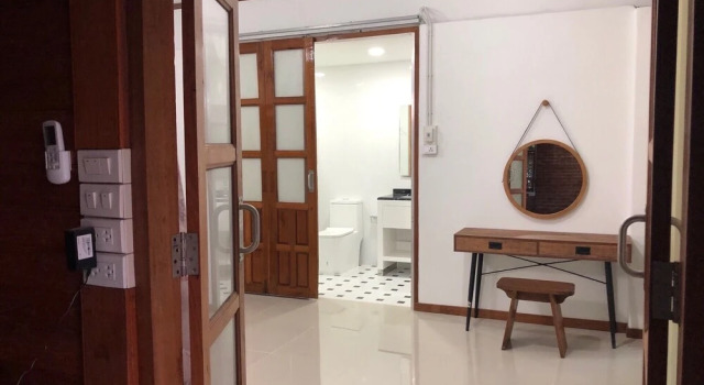 Tha Ma-O Bouteak homestay - ท่ามะโอบูทีคโฮมสเตย์ - pet friendly, Забронировать Гостевой дом Гостевые дома Лампанг, рядом с Wat Phra Kaeo Don Tao Suchadaram, Гостевой дом