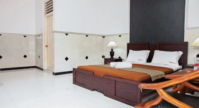 RedDoorz near City of tomorrow mall, Book Hotel 3-Star Hotels in Gayungan, 3*