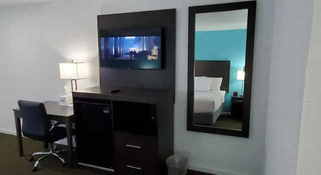 Четырёхместный номер Standard Travelodge by Wyndham Livonia Canton Novi Detroit Area