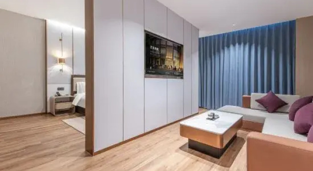 Люкс Elong Hotel (Bayi Road Underground Commercial Street, Jiangyuan Middle Road, Golmud)