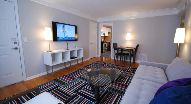 The Big Awesome 2BR/1BA Condo (H) - Includes Bi-weekly Cleanings w/ Linen Change, Забронировать Отель Атланта Джорджия, рядом с Станция метро "Центр искусств"
