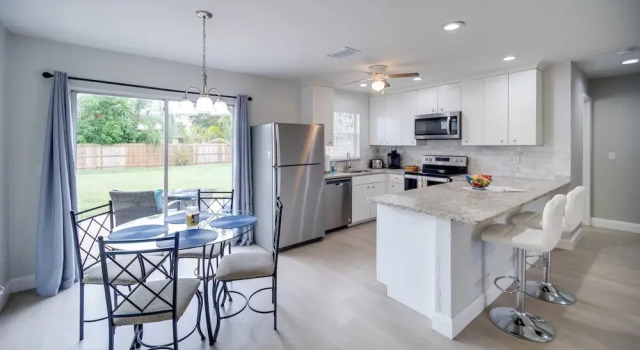 Fort Myers Vacation Home w/ Patio ~ 14 Mi to Beach, 预订 酒店 圣卡洛斯公园 美利坚合众国-美利堅合眾國