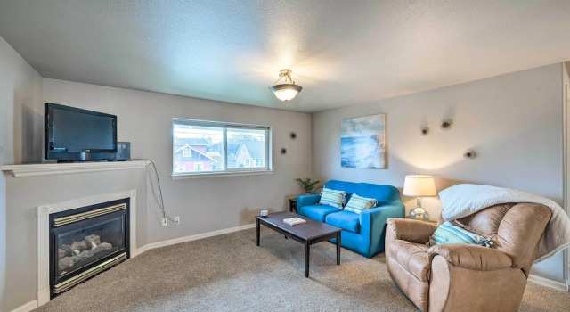 Апартаменты Apartment w/ Gas Fireplace ~ 1/2 Mi to Beach!