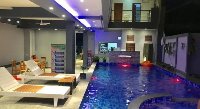 Трёхместный номер Standard с балконом FARAWAY SUITES