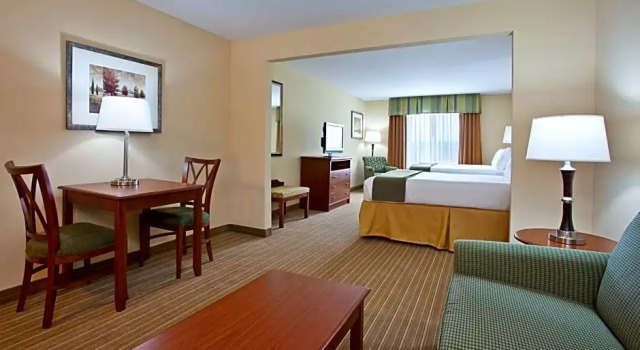 Люкс Deluxe Holiday Inn Express Hotel & Suites Portland by IHG