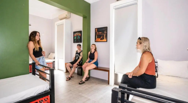 Кровать в общем номере с балконом Mad Monkey Hoi An