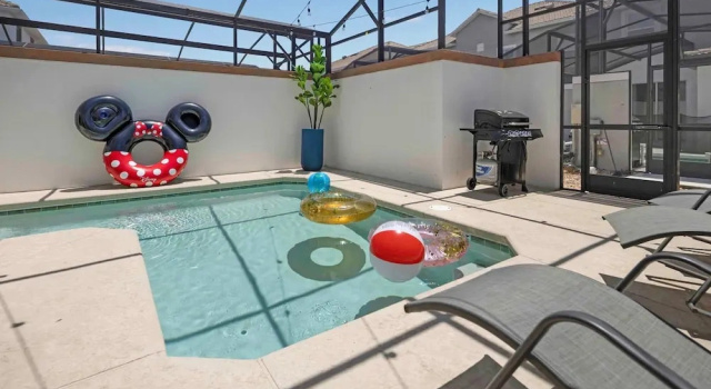 Коттедж Stylish 4BR Pool Townhome Storey Lake