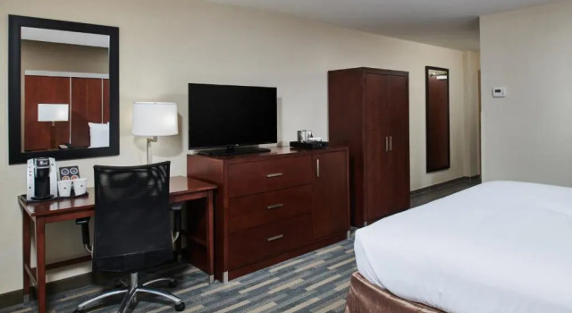 Номер Standard Doubletree By Hilton Raleigh Crabtree Valley