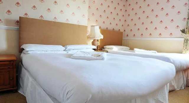 Трёхместный номер Standard Crown Hotel Brackley