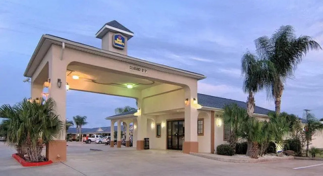 Четырёхместный номер Standard SureStay Hotel by Best Western Falfurrias