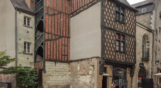 Grand T2 Vieux Tours Immeuble historique