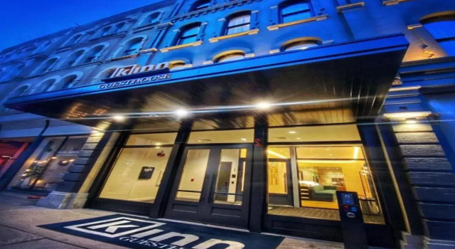 Kinn Guesthouse Downtown, Book Hotel Hoteller i Milwaukee med parkering, nær Marcus Center, Parkering