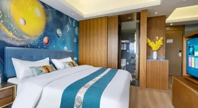 Люкс с балконом и с видом на город By Artour Hotel